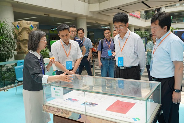 与会代表现场参观香港大学深圳医院.jpg